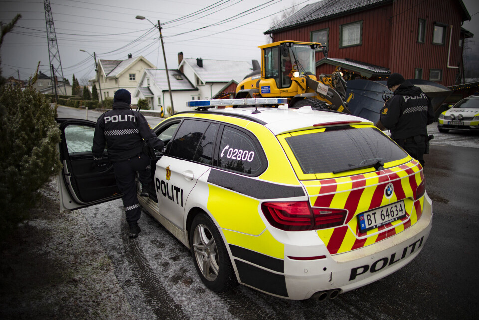SØK: Flere politipatruljer var i området Buskerudveien torsdag ettermiddag. (FOTO: ALEXANDER JANSEN / DRM24)