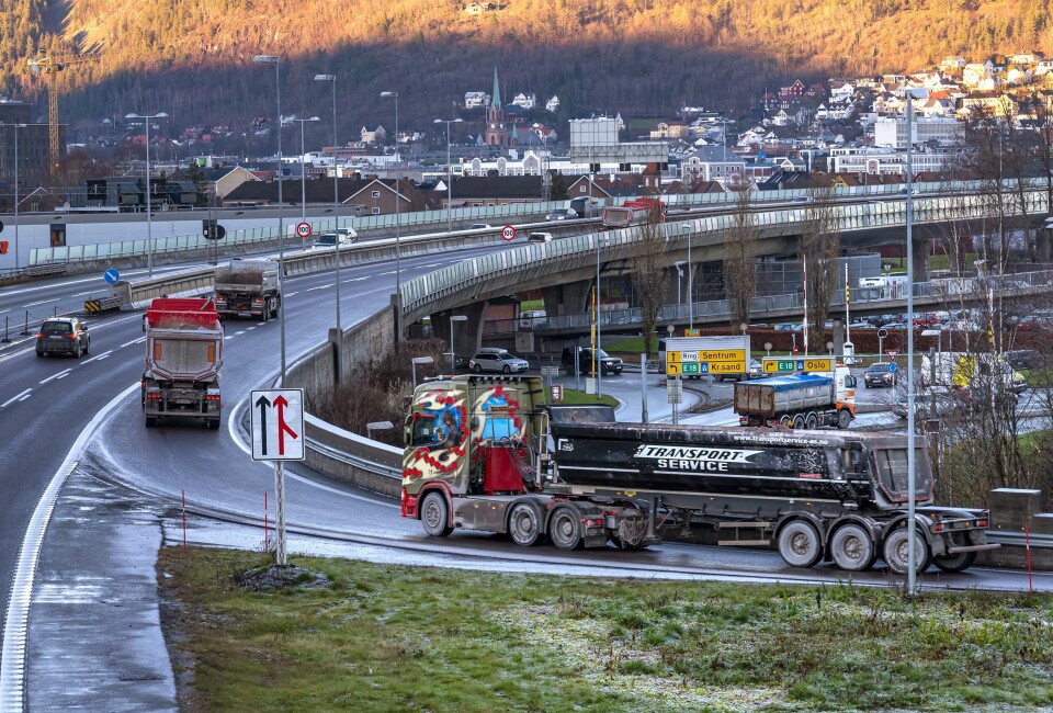 Steintransporten til Gilhusbukta i Lier går via Bangeløkka og motorveibrua.