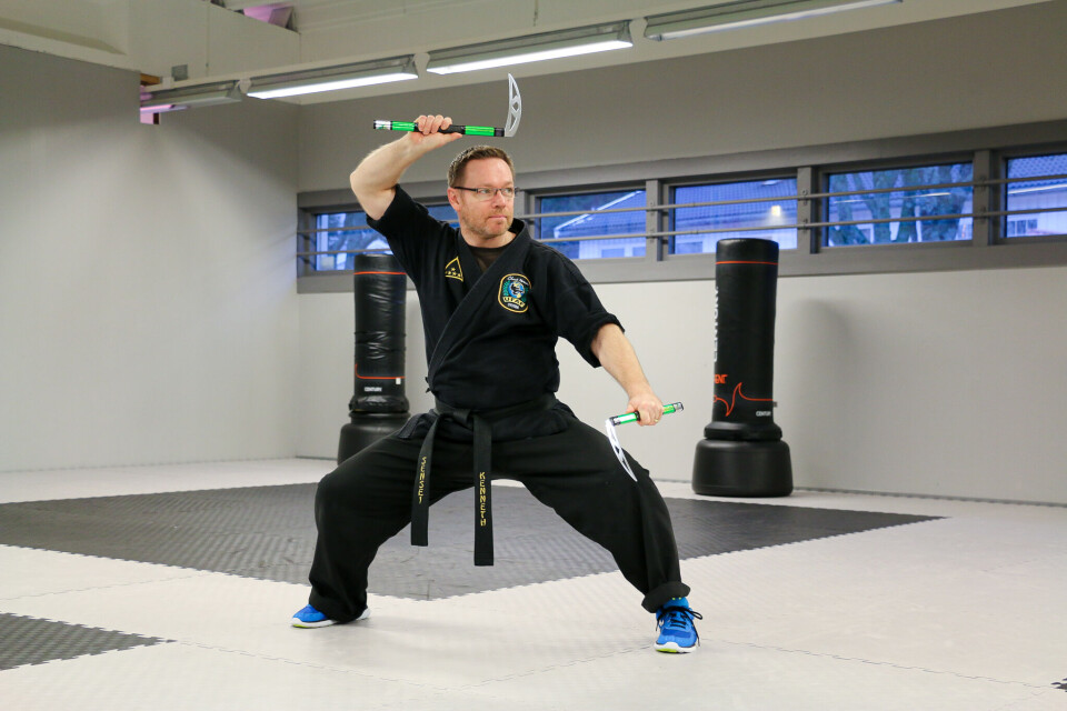 Master Kenneth Fjeld åpner Norges første Premier Martial Arts kampsport-senter. Her avbildet med klubbens nye karatevåpen.