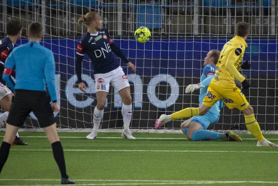 HISTORIEN GJENTAR SEG: Godset-spillerne fortviler etter å ha gitt bort seieren i sluttminuttene da SIF-keeper Viljar Myhre glapp ballen.