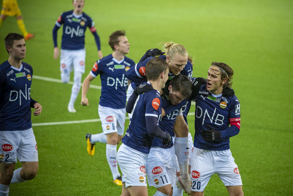 Tokstad banket inn returen inne i feltet etter et frispark utenfor 16-meteren.