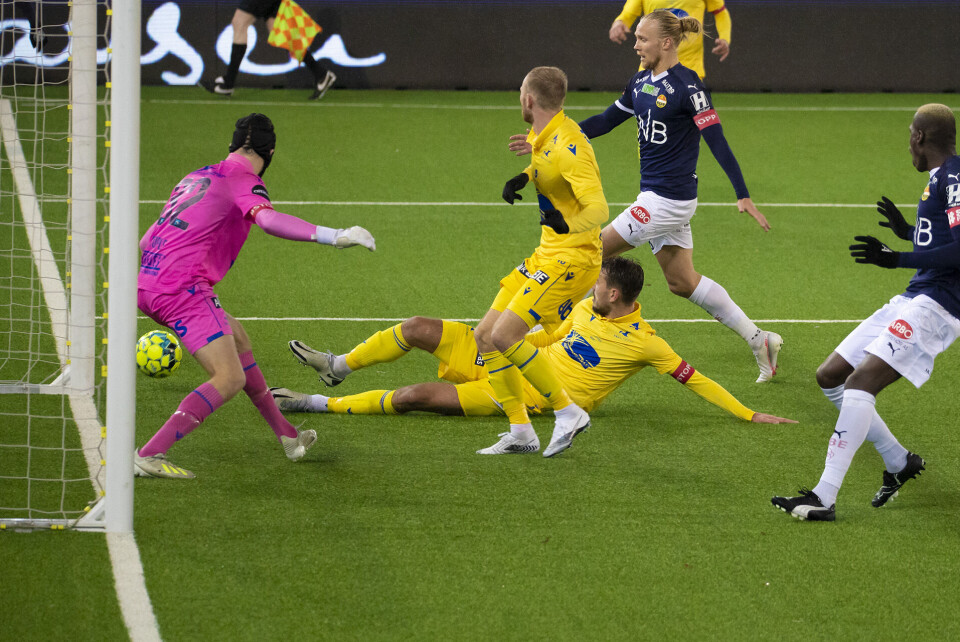 BURDE UTLIKNET: Lars Jørgen Salvesen sløste bort en kjempemulighet i 2. omgang - ballen strøk stolpen.