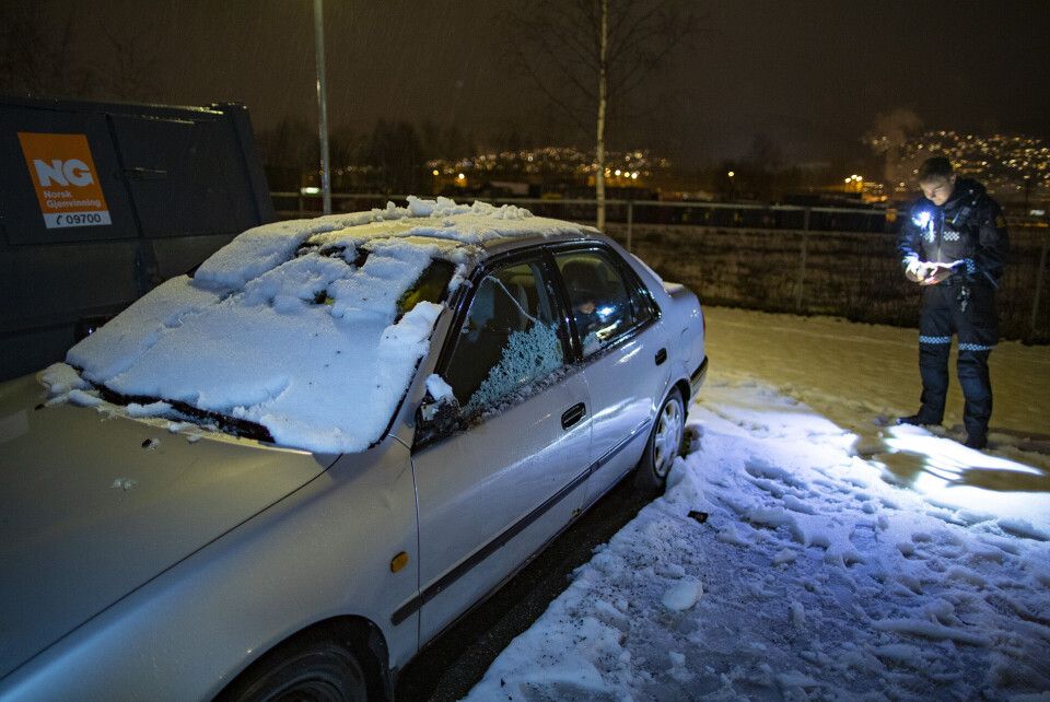 FIKK SKADER: Her sikrer patruljen bevis på åstedet. Bileieren er kontaktet.