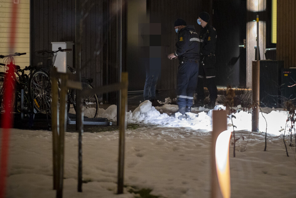 INNHENTET AV POLITIET: Politibetjentene var raske til beins og fikk kontroll på de to mistenkte unge herrene før de forsvant fra området.SJEKKET SÅLEAVTRYKKET: Slik kunne politiet knytte 15-åringene til hærverket.POLITIBILEN NESTE: Om alvoret sank inn etter denne skyssen hjem for de håpefulle, skal være usagt.