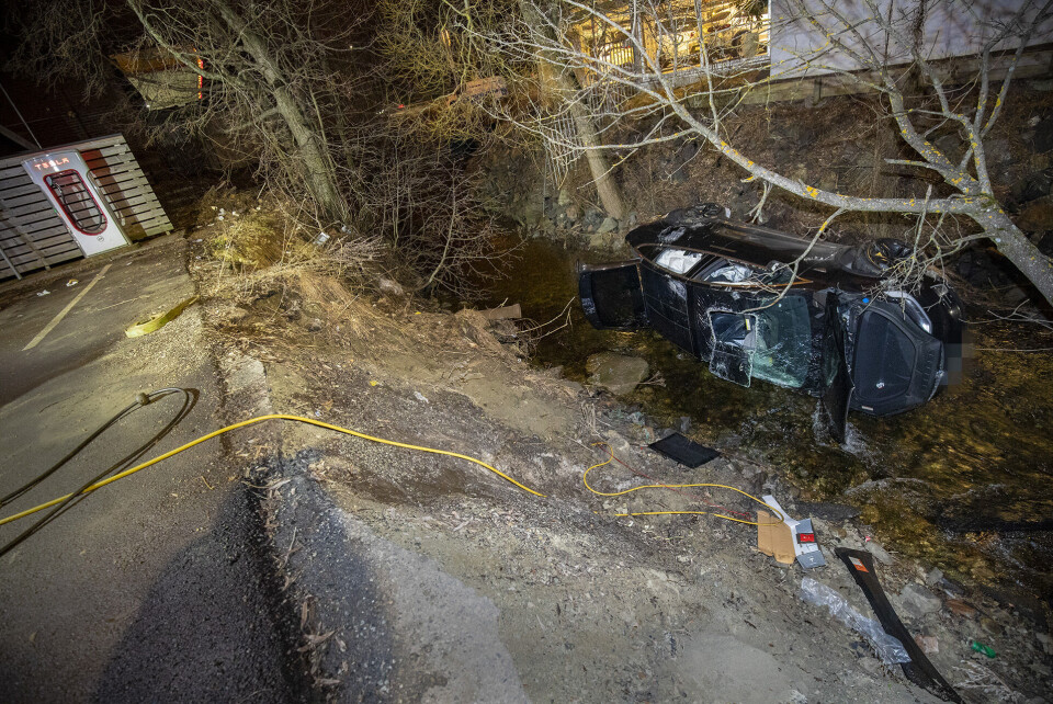 Eieren hadde nok sett for seg en mindre dramatisk tur til ladestasjonen på Kjellstad, men var uoppmerksom og endte på taket i Lierelva med sin Tesla Model X.