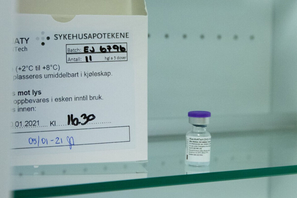 CORONA-VAKSINE: Her på plass i Drammen. Hvert glass inneholder fem doseringer av 0,3 milliliter. En eske inneholder 11 glass. Vaksinene må umiddelbart plasseres i kjøleskap når de kommer fra ultra-fryserne, og har da begrenset holdbarhet. (FOTO: DRAMMEN KOMMUNE)