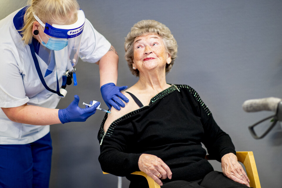 HISTORISK: Margit Eikre Larsen (89), beboer på Konnerud bo- og servicesenter, får her COVID-19-vaksinen i armen av sykepleier Nicoline Ahlstrøm.