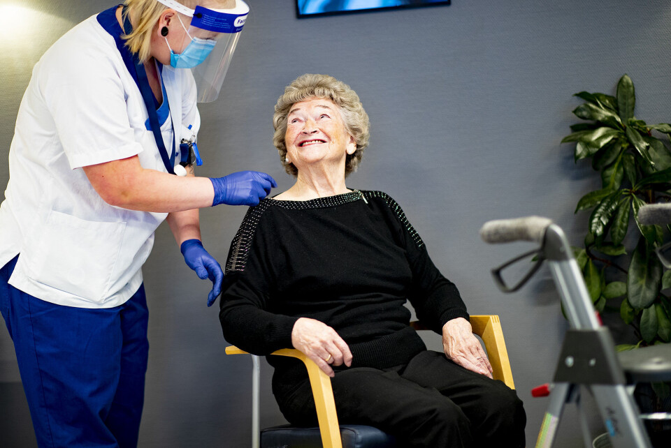 NULL STRESS: Margit Eikre Larsen (89) tok vaksinen med et smil. Her er det hele overstått.