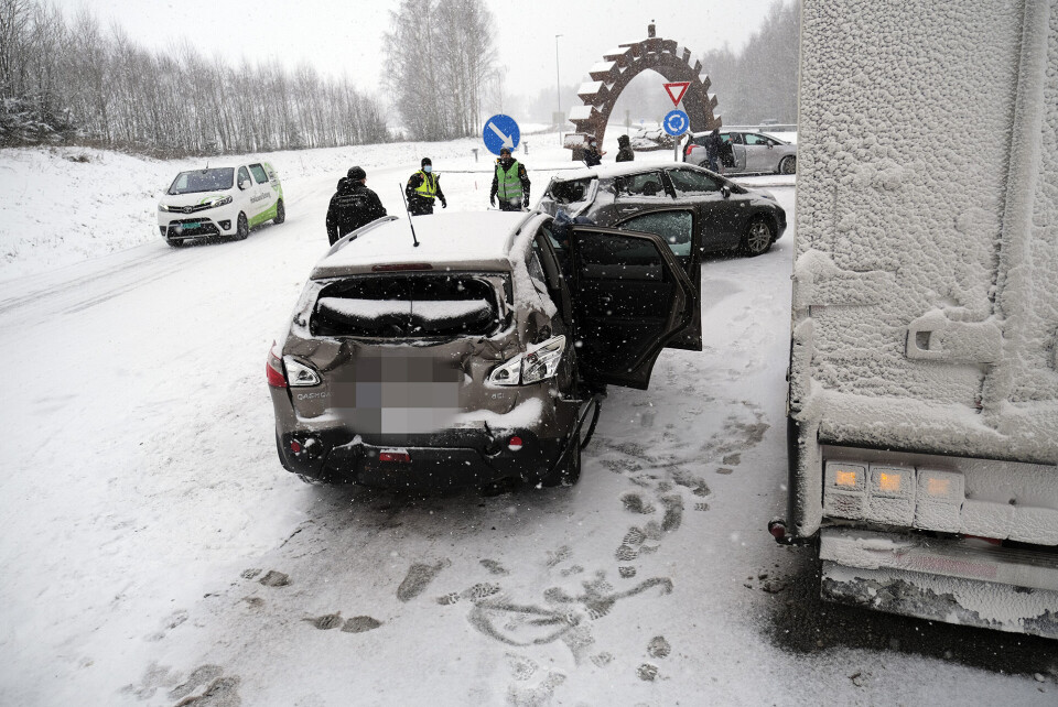 STORE MATERIELLE SKADER: De to personbilene har begge store skader i bakenden.