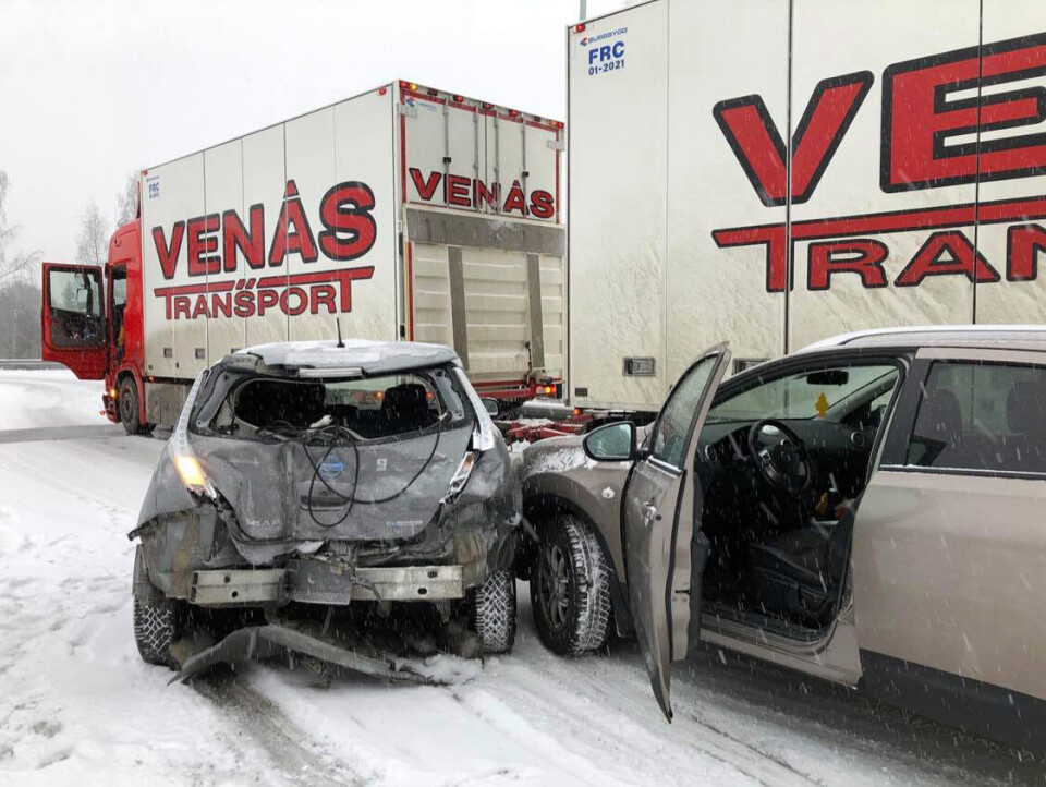 - Vogntoget traff først meg, og skjøv meg ut av veibanen, før det også traff bilen foran, forteller en av de involverte førerne til DRM24.