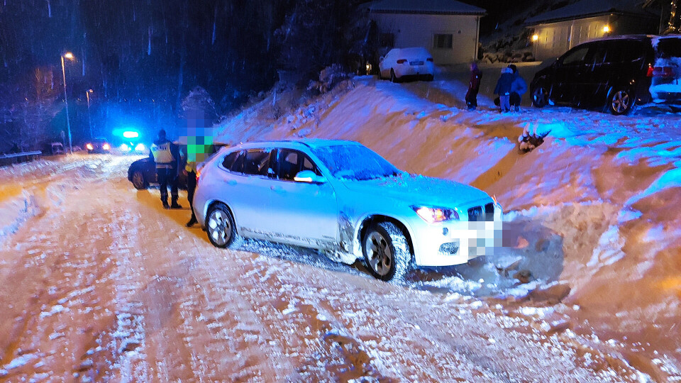 KRAFTIG SMELL: Bilene, en BMW X1 og en Audi Q5, fikk store materielle skader og måtte hentes av bilberging.