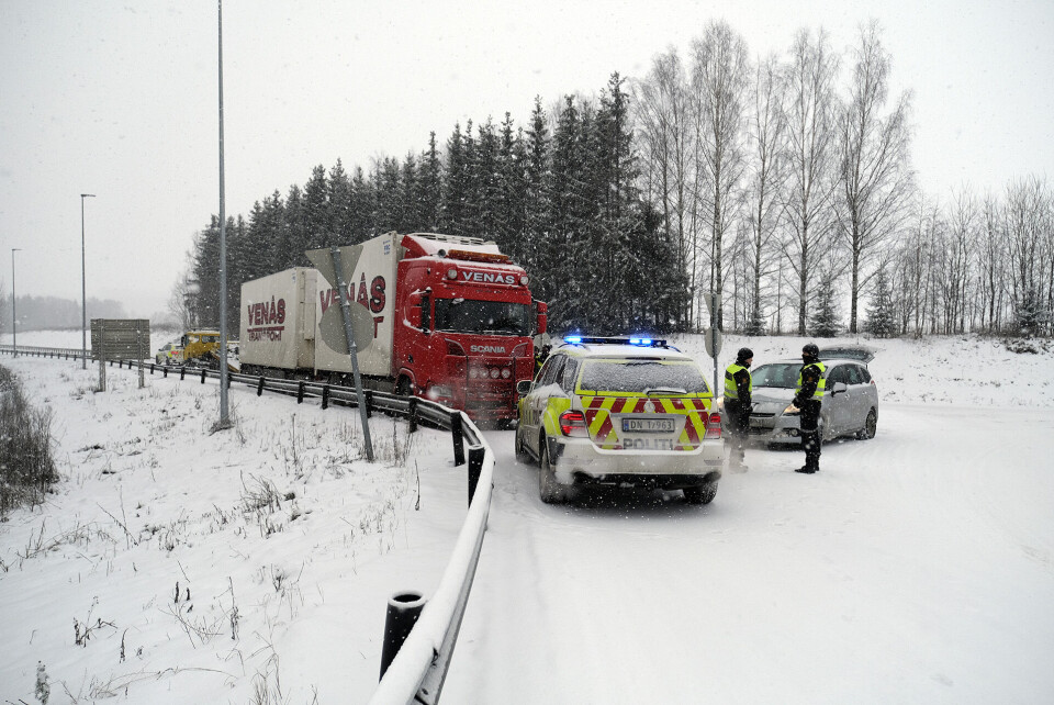 E134: Vogntog braste inn i to biler foran - tre til sykehus