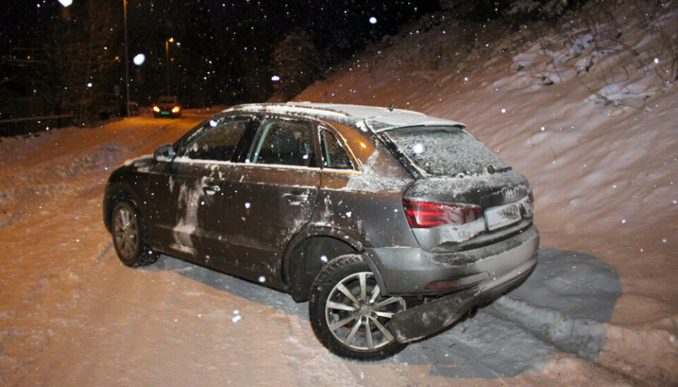 Kollisjonen førte til at den ene bilen kjørte delvis av veien og traff en dreneringskum og fikk det ene bakhjulet nesten revet av.