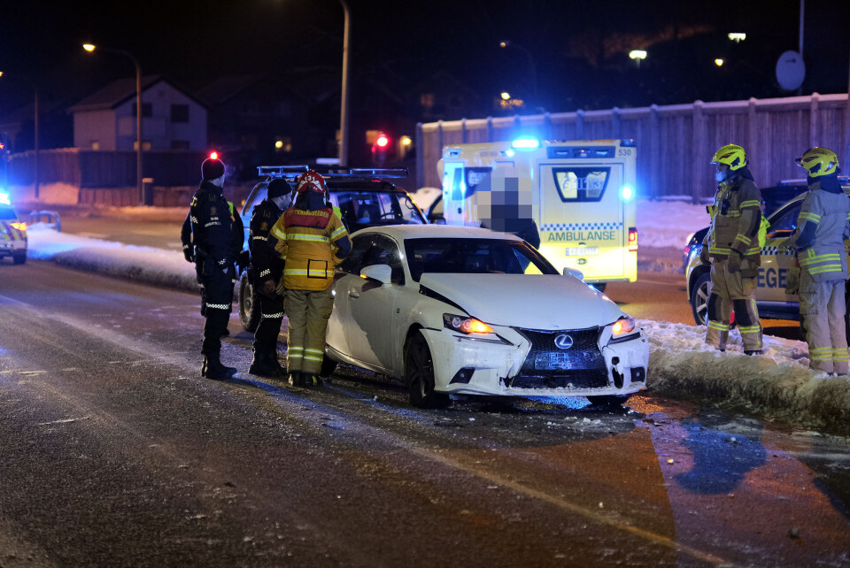SMADRET: Lexusen foran i bildet ble klemt mellom bilen bak og foran, og fikk dermed store skader både foran og bak.
