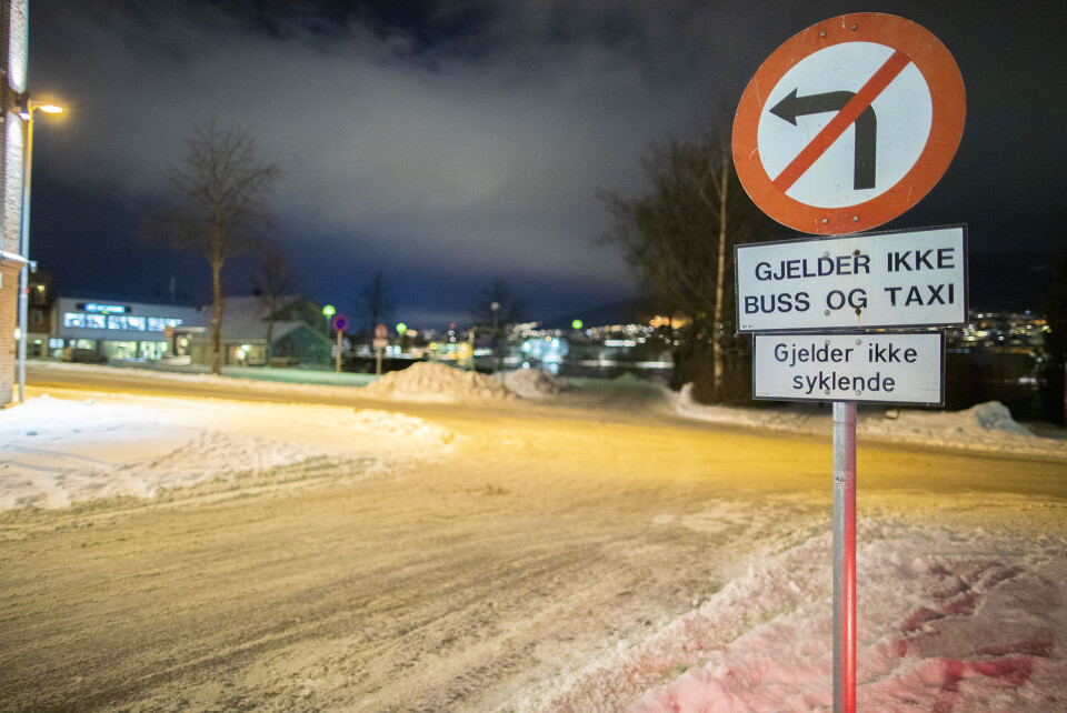 STRIDENS KJERNE: Forbudt for privatbiler mot sentrum forbi Centralgaragen på Landfalløya.