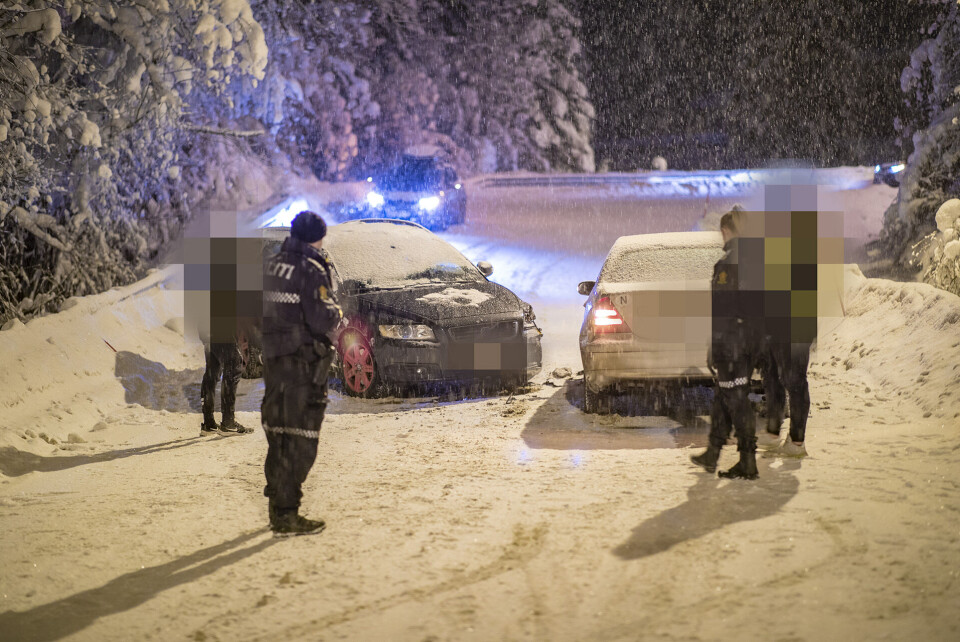 Begge bilene var imidlertid ukjørbare og måtte hentes av bergingsbil. Det er svært glatt på stedet som følge av snøfallet, og det er bestilt strøing/brøyting/salting.