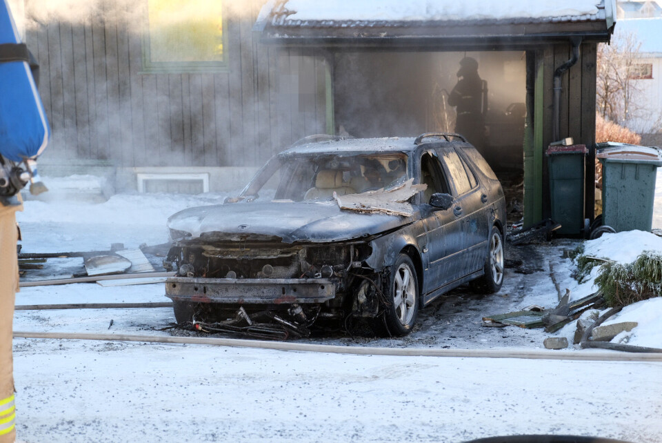 Garasje og bil totalskadd i brann