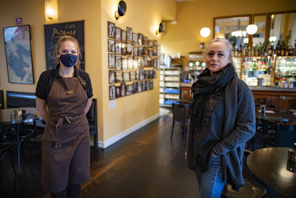 FÅR TROLIG SERVERE ALKOHOL TIL MATEN: Servitør Hannah Hasseløy og innehaver og styreleder Ragnhild Larsen-Nyhus Haaning på Café Picasso, går trolig lysere tider i møte etter å ha tapt store summer på skjenkestopp i snart tre måneder.