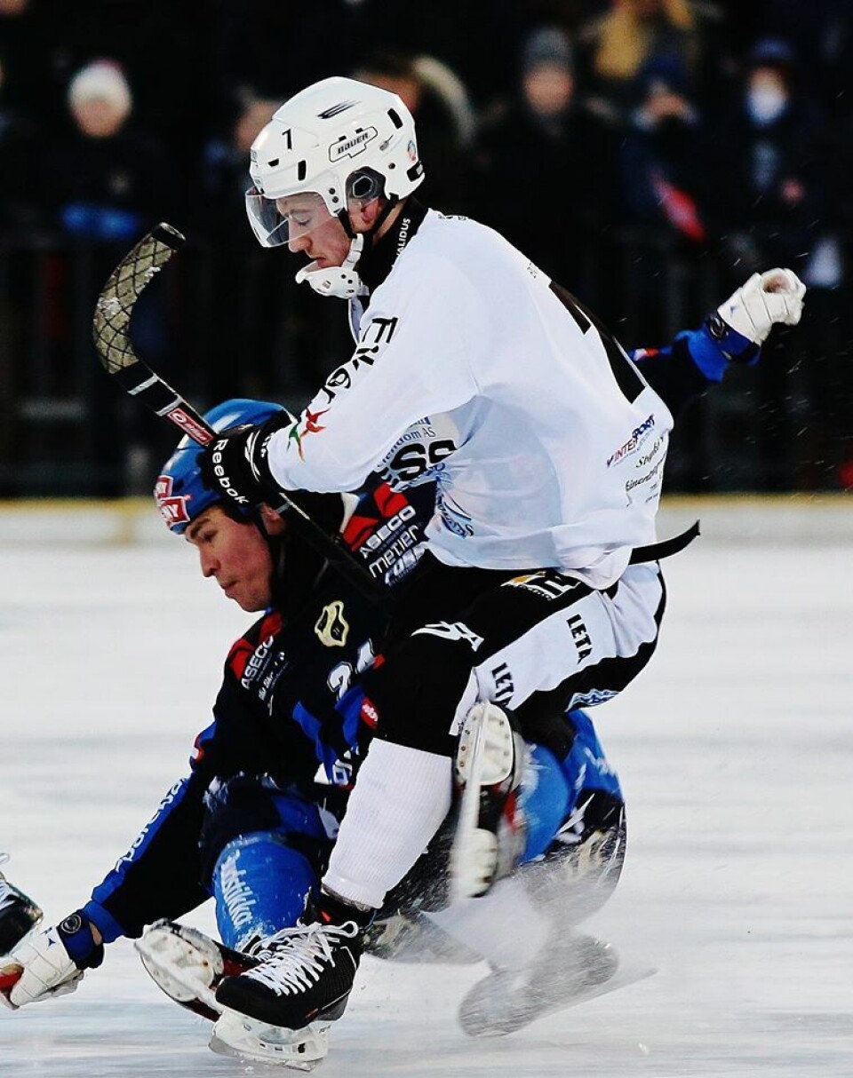 COMEBACK: Her runder Sondre Kristoffersen Stabæks Christian Randsborg i fjor og scorer for SSK.