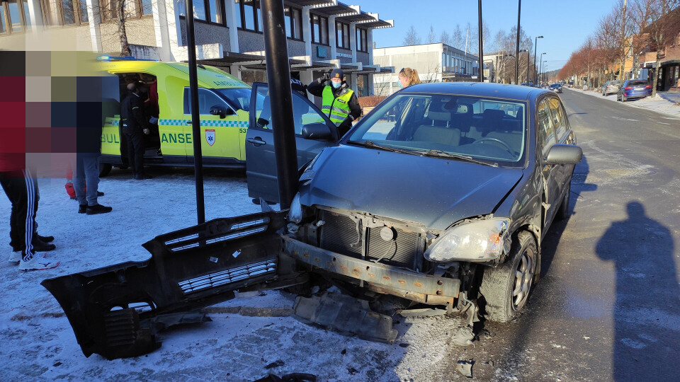 Kollisjon mellom to biler i Hokksund sentrum