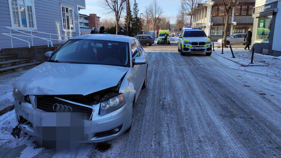 Kollisjon mellom to biler i Hokksund sentrum