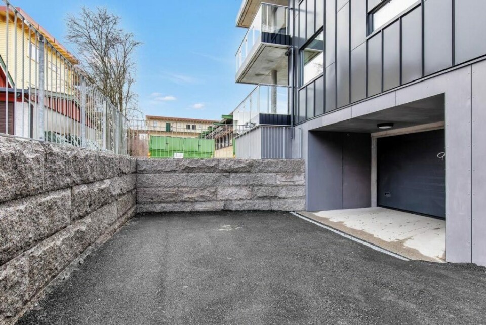 Det var gjennom denne porten tyvene tok seg inn. Porten fikk skader, men er nå reparert. (Foto: Partum)