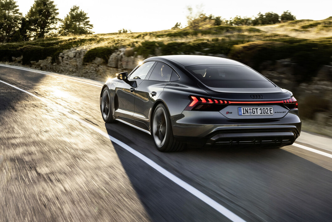 SPORTSCOUPE: Audi RS e-tron GT med 646 hestekrefter og Bang Olufsen-stereo har en startpris på 1.269.900 kroner. SPORTSCOUPE: Audi RS e-tron GT med 646 hestekrefter og Bang Olufsen-stereo har en startpris på 1.269.900 kroner.