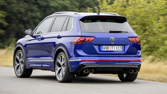 Firehjulstrekket i Tiguan R er nyutviklet, med en selektiv kontroll av dreiemomentet mellom bakhjulene. Volkswagen kaller det 4 MOTION med «R-Performance Torque Vectoring». Den nye drivenheten ved bakhjulene fordeler ikke bare kreftene mellom for- og bakaksel, men også mellom bakhjulene. Opptil 100% av dreiemomentet som går bakover kan ledes til ett enkelt hjul. Firehjulstrekket i Tiguan R er nyutviklet, med en selektiv kontroll av dreiemomentet mellom bakhjulene. Volkswagen kaller det 4 MOTION med «R-Performance Torque Vectoring». Den nye drivenheten ved bakhjulene fordeler ikke bare kreftene mellom for- og bakaksel, men også mellom bakhjulene. Opptil 100% av dreiemomentet som går bakover kan ledes til ett enkelt hjul.