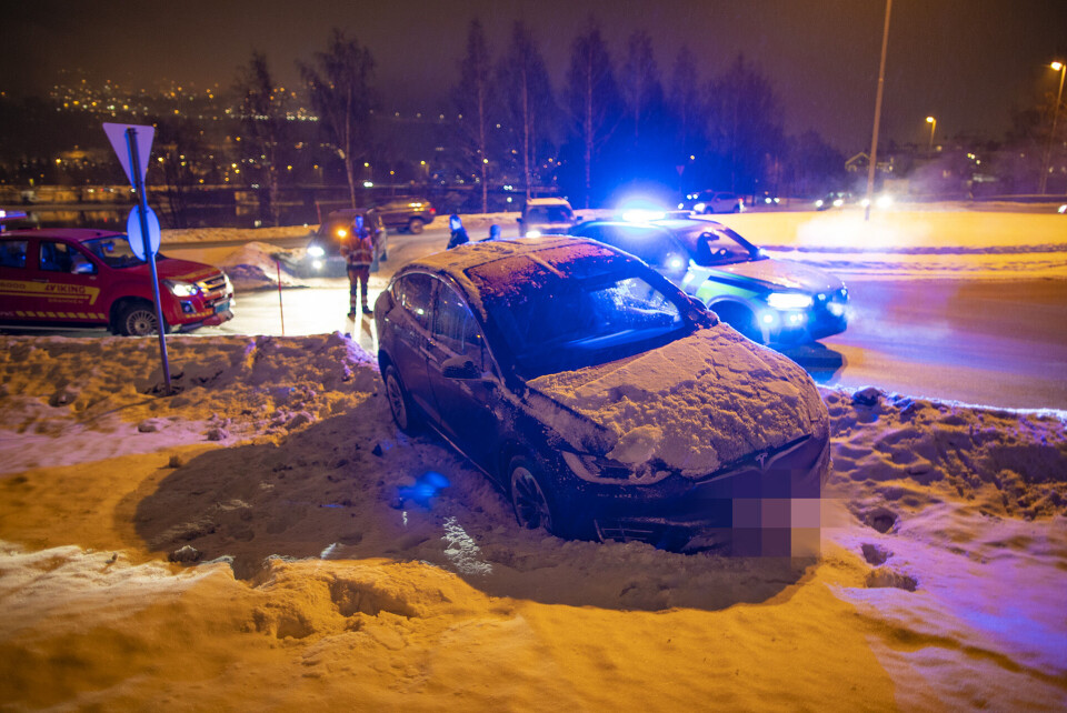 GIKK RETT FRAM: Den tunge Teslaen greide ikke rundkjøringen, og havnet isteden oppi brøytekanten.