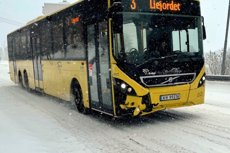SKADET: Bussen fikk en del skader i fronten, men kunne kjøre videre for egen maskin.