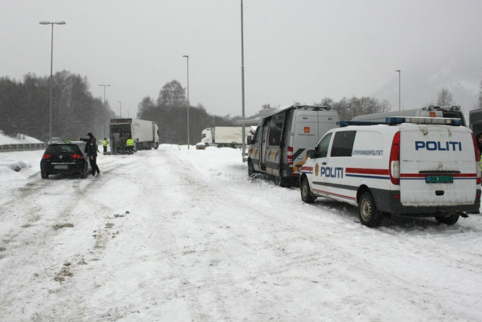 Mange måtte ut og børste bilen for snø i storkontroll