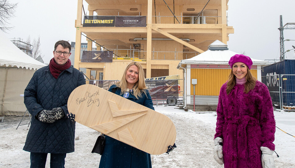 SIGNERTE GRUNNPLANKEN: Et historisk og fremtidsrettet bygg, slo Drammens ordfører Monica Myrvold Berg fast da hun signerte grunnplanken for Spor X i Drammen. Her sammen med konstituert administrerende direktør i Vestaksen Eiendom, Sindre Juel Berg, og sjefanalytiker i Sustainable Finance i Nordea, Thina Saltvedt. (Foto: Torbjørn Tandberg)