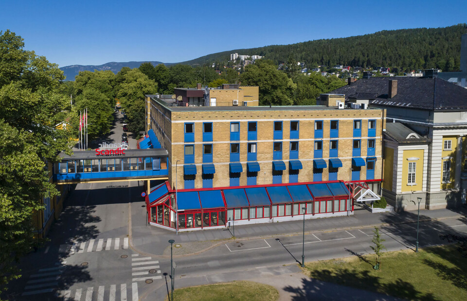 FRA EN ANNEN TID: Mye kan sies om estetikken til gamle Park Hotell, men mange mener nå at man burde reise en bygning som passer ved siden av Frimurlogen og Drammens Teater på Gamle Kirkeplass. (ARKIVFOTO: NILS J. MAUDAL)