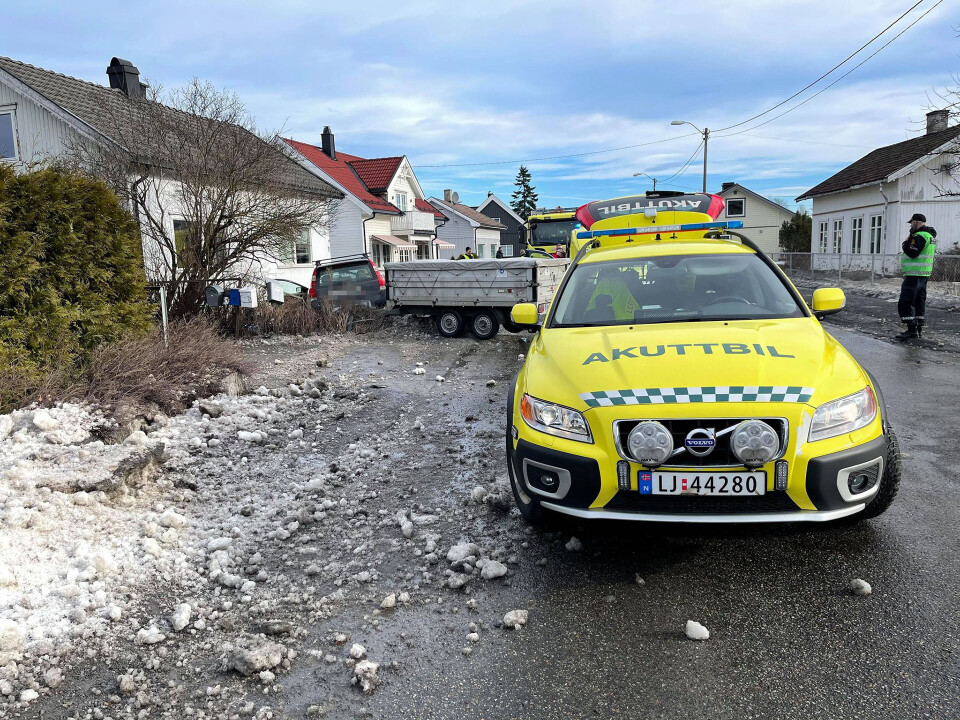 Ifølge politiet er det ikke mistanke om høy fart. Ferden gikk imidlertid gjennom en brøytekant og et gjerde, før de stoppet i en hage, og bilen måtte hentes av bergingsbil.