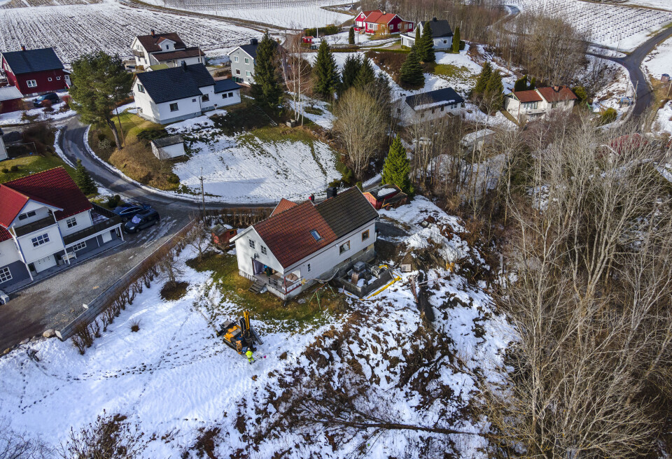 RISIKOOMRÅDE: Beboerne i det litte boligfeltet Landfallbakken er engstelige for at husene skal rase ut etter at grunnen har begynte å rase ved nr. 3 nede til høyre.