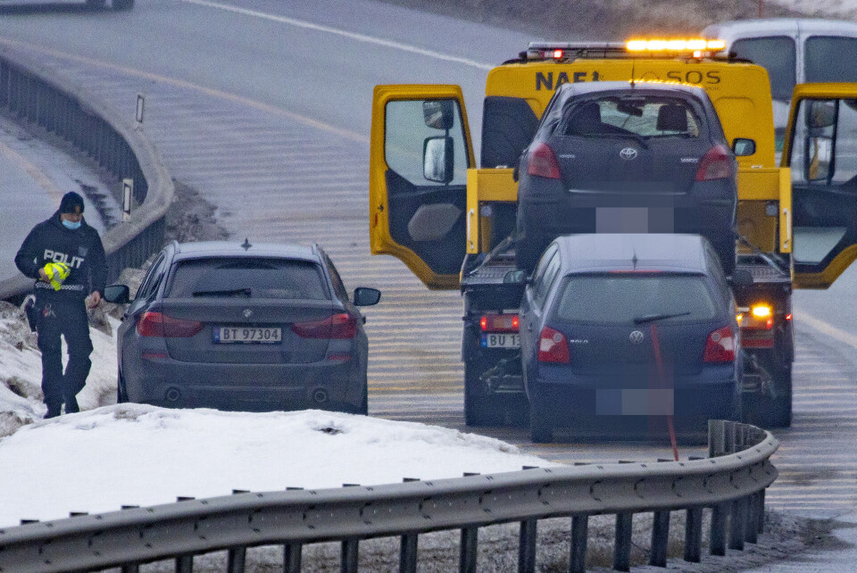 PÅKJØRT BAKFRA: To biler måtte hentes av bergingsbil etter krasjen. (FOTO: ALEXANDER JANSEN / DRM24)