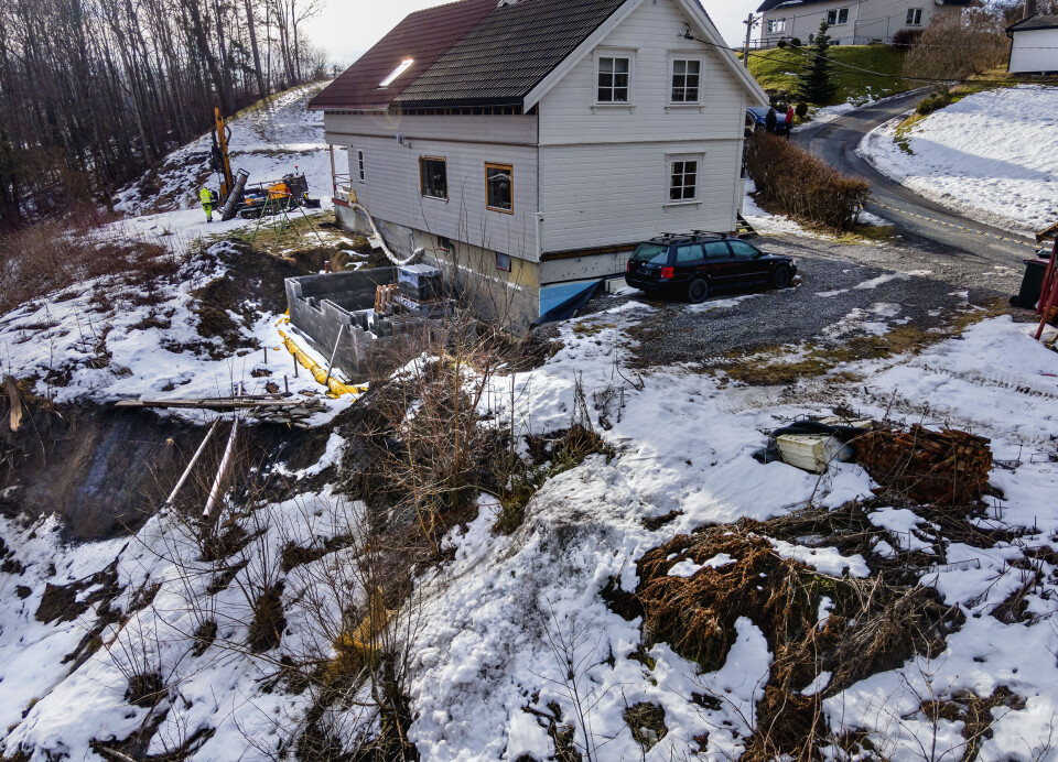 HAR RAST: I skråningen utenmfor Landfallbakken 3 har det sklidd ut flere kubikkmeter masse, og huset er foreløpig avsperret.