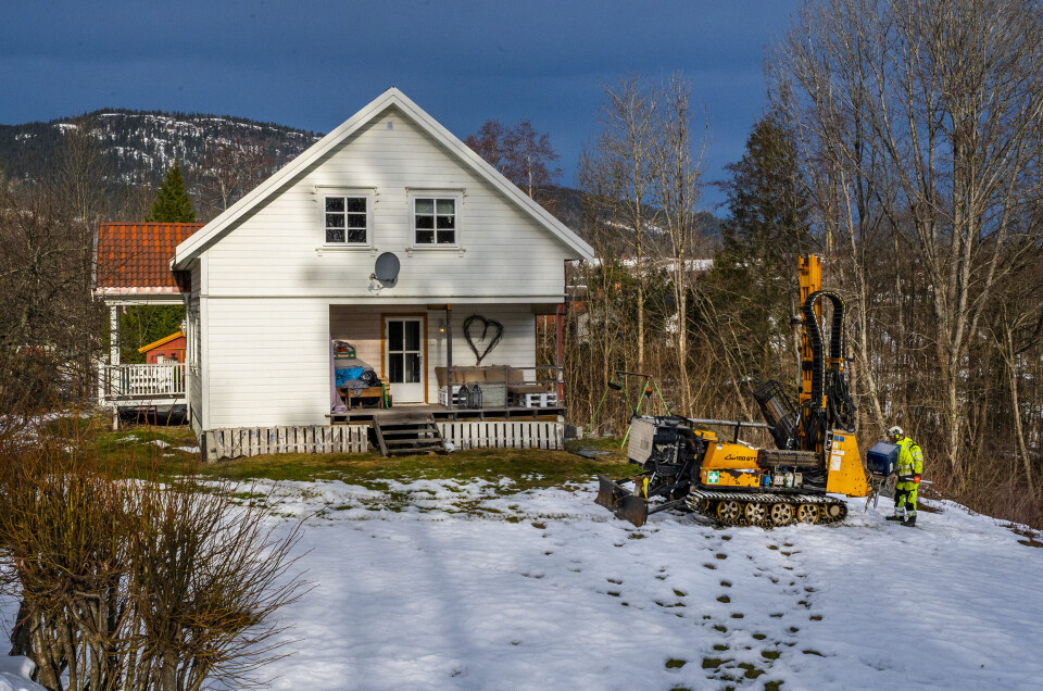 Mandag var spesialister på plass og foretok grunnundersøkelser ved Landfallbakken 3. Resultater og analyser vil være med i vurdering av hva som skal gjøres videre.