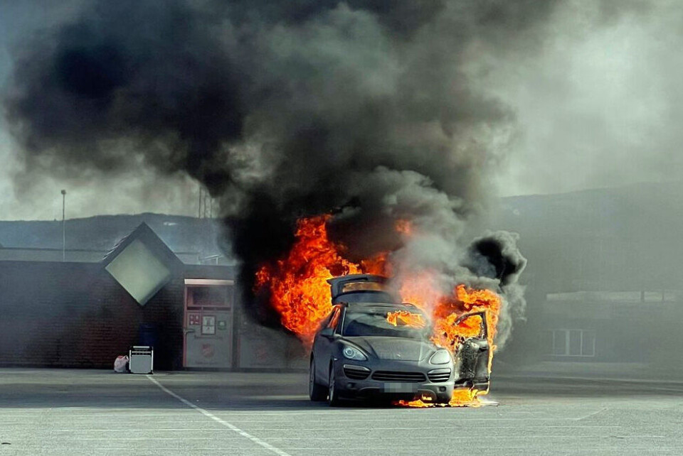 MILLIONBIL OPP I FLAMMER: Den nyere SUV-en endte sine dager på denne parkeringsplassen.