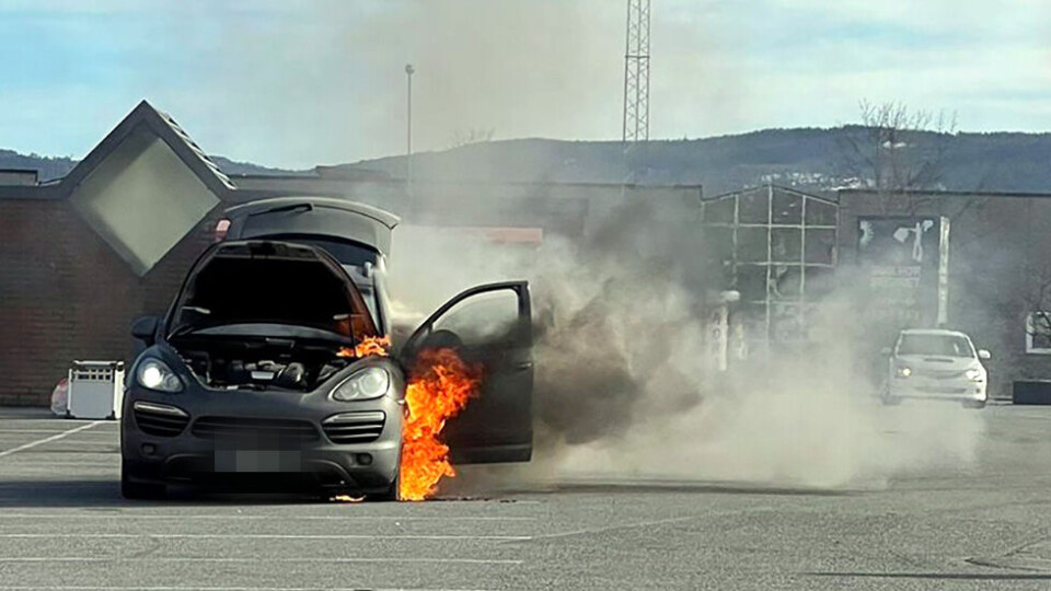 TOK FYR: Det tok ikke lang tid før bilen var overtent.