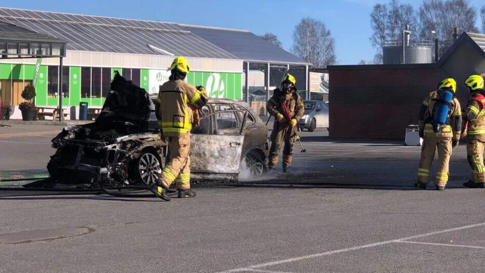 UTBRENT: Dette var igjen av bilen. (FOTO: ANDREA SYVERSEN / DRM24)