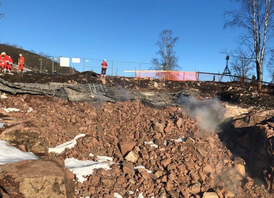 HULL I DYPET: Her er gjennomslaget sett utenfra, med røyken som stiger opp fra sprengmattene.
