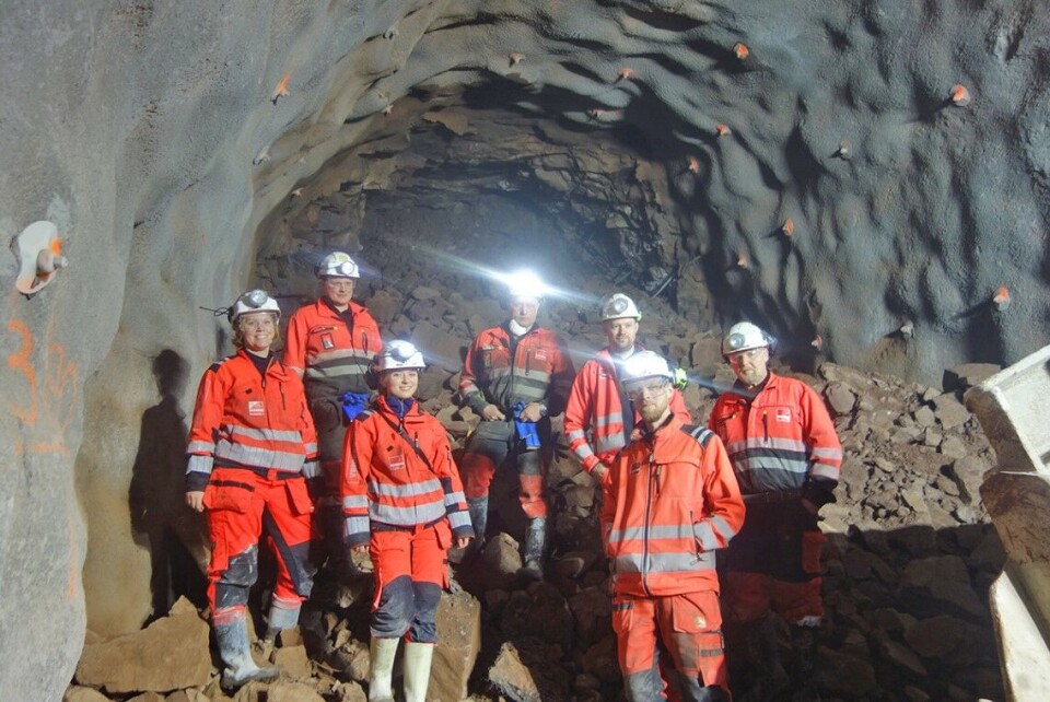 Veidekkes arbeidslag er preget av stundens høytid. Nå skal de endelig sprenge seg mot dagslys! F.v. Ingvild Lausund (ingeniørgeolog), Geir Henning Hovland (bas), Marte Hyllseth (ingeniørgeolog), Kjell Gåsemyr (stuffrep), Mons Rune Guddal (stikker), Andri Olafsson (stikker), Morten Rustand (laster).Rundt 150 tunnelarbeidere fordelt på flere arbeidslag har jobbet jevnt og trutt, kun avbrutt av feriepauser – og drevet fram jevne sirkler i berget, som for det meste består av vakker drammensgranitt. I det siste har også rombeporfyr gitt tunnelbyggerne et nytt materiale å jobbe med.