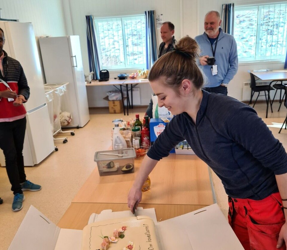FEIRING: Når lyset endelig kommer i enden av tunnelen, da jubles det fra mørket. Der har arbeiderne ventet med andakt på at den siste salven, den som bringer sol og luft inn i arbeidsområdet deres, skal smelle. Etterfulgt av gyldent boblevann og kake.