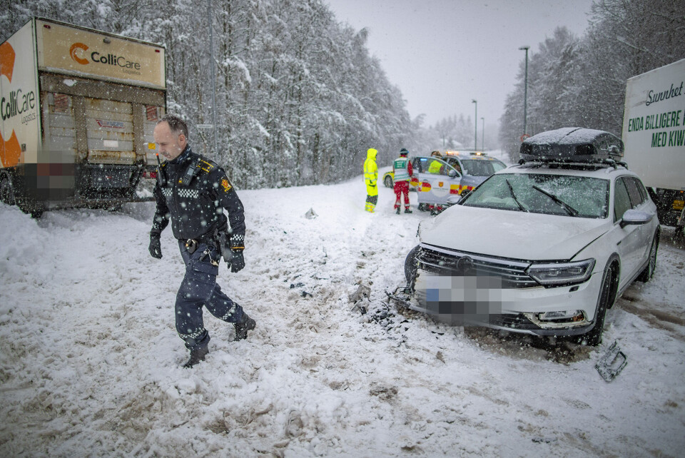 KRASJ: Veien var sperret på stedet i påvente av opprydning.