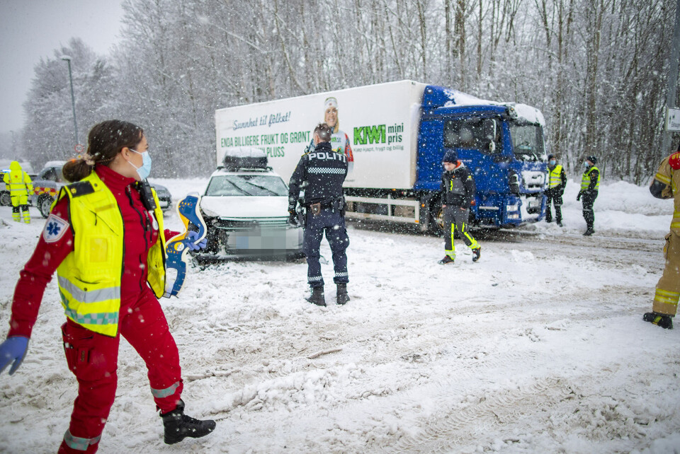 Årsaken til ulykken er foreløpig ikke kjent, men krasjen har skjedd i et veikryss, og det var glatt veibane med mye snø på stedet.