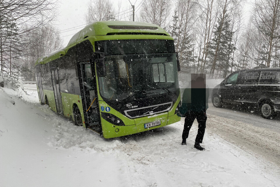 I GRØFTA: Bussen kom hit, men ikke lenger på vei opp Stensethbakkene.