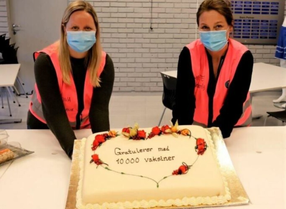 FEIRET MED KAKE: Kristina Vejlgaard (t.v) og Anette Solvang, vaksinekoordinatorer i kommunen, kunne derfor by på kake som takk for innsatsen. (FOTO: DRAMMEN KOMMUNE)