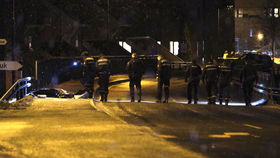 ÅSTEDET: Her finkjemmer politiet åstedet for mulige spor med lommelykt.