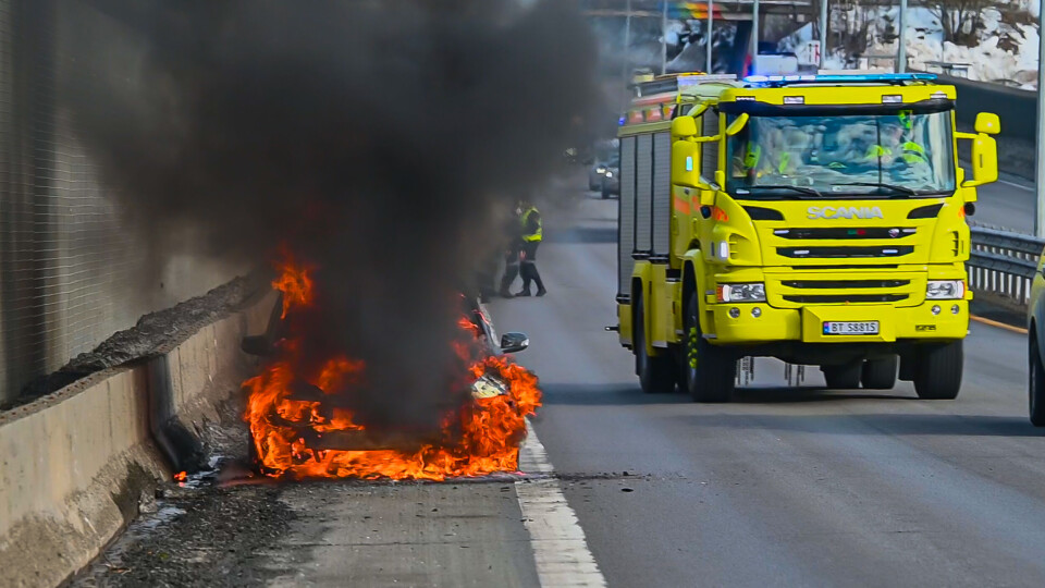 OVERTENT: Det startet trolig å brenne i motorrommet på bilen, en Volvo V50.